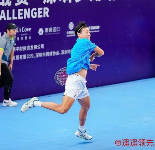 中国香港选手黄泽林体验匹克球 与观众打友谊赛