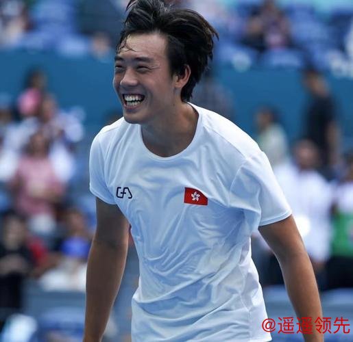 中国香港选手黄泽林体验匹克球 与观众打友谊赛