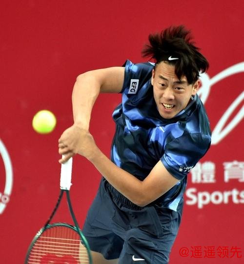 中国香港选手黄泽林体验匹克球 与观众打友谊赛