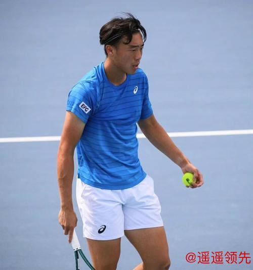 中国香港选手黄泽林体验匹克球 与观众打友谊赛