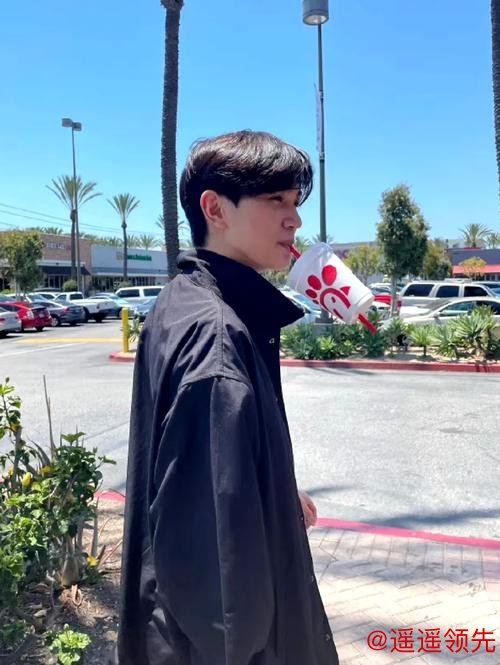 又一位星二代“整容式逆袭”，19岁帅成180cm肌肉男神，果然胖子都是潜力股！