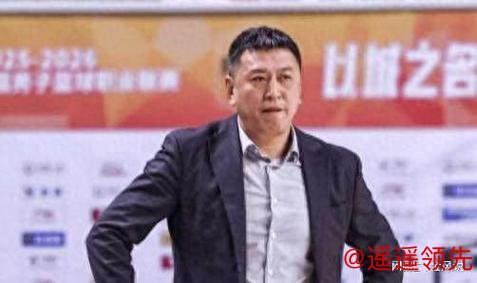 又输了！45岁少帅，上任后5胜12负，将季后赛球队，带到了倒数第3