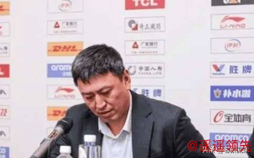 又输了！45岁少帅，上任后5胜12负，将季后赛球队，带到了倒数第3