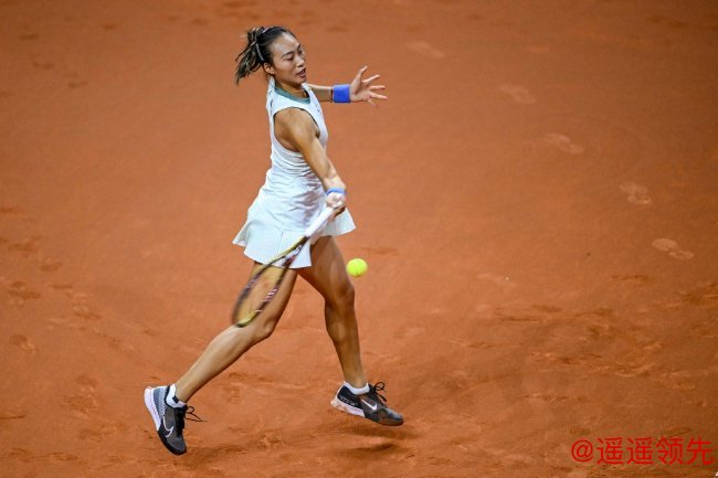 郑钦文在比赛中疑似右大腿受伤，中途选择伤退